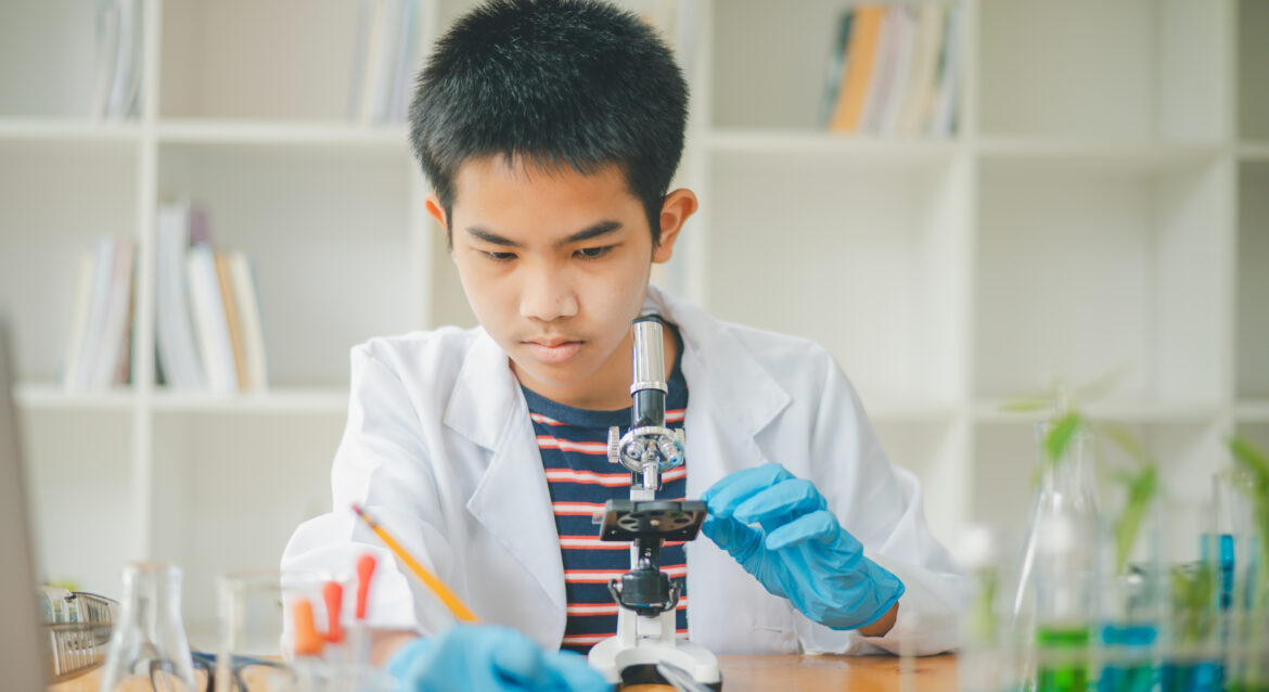 Student strengthening scientific reasoning and laboratory analysis skills through Chemistry Tuition O Level in Singapore and hands-on Chemistry learning.